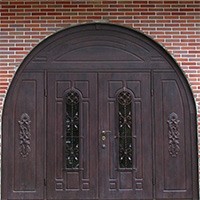 Установленные входные двери с аркой