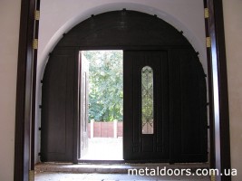 Установленные арочные входные двери