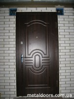 Дверь установленная в кирпичную стену